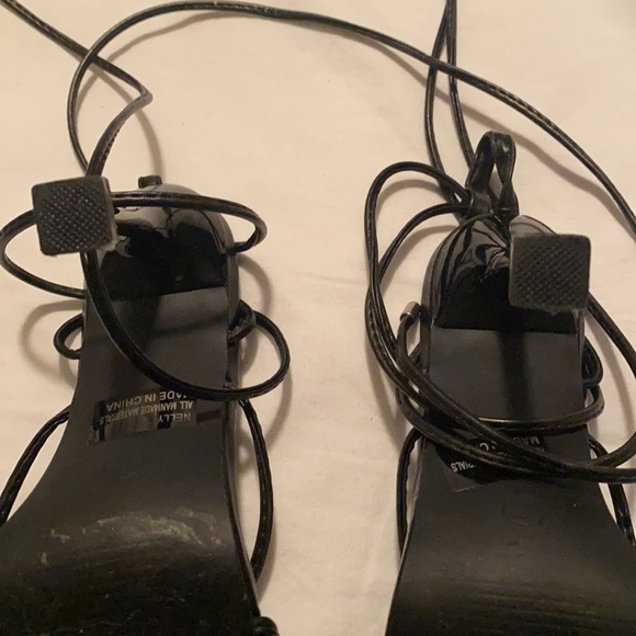 strappy black heel - Picture 3 of 3